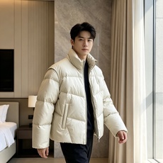 Fendi 芬迪 2026秋冬新款立领短款羽绒服 甄选90高纯度白鸭绒,充绒饱满,分段锁绒不跑绒、简约几何压线剪裁,利落 Fendi 芬迪 2026秋冬新款立领短款羽绒服 甄选90高纯度白鸭绒,充绒饱满,分段锁绒不跑绒、简约几何压线剪裁,利落