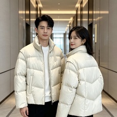 Fendi 芬迪 2026秋冬新款立领短款羽绒服 甄选90高纯度白鸭绒,充绒饱满,分段锁绒不跑绒、简约几何压线剪裁,利落 Fendi 芬迪 2026秋冬新款立领短款羽绒服 甄选90高纯度白鸭绒,充绒饱满,分段锁绒不跑绒、简约几何压线剪裁,利落