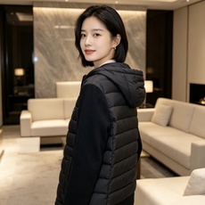 Prada 普拉达 2026秋冬新款拼接连帽轻薄羽绒服 前片竖条充棉分区锁温,侧边搭配弹力针织袖,上身完全不臃肿 胸口经 Prada 普拉达 2026秋冬新款拼接连帽轻薄羽绒服 前片竖条充棉分区锁温,侧边搭配弹力针织袖,上身完全不臃肿 胸口经