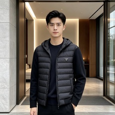 Prada 普拉达 2026秋冬新款拼接连帽轻薄羽绒服 前片竖条充棉分区锁温,侧边搭配弹力针织袖,上身完全不臃肿 胸口经 Prada 普拉达 2026秋冬新款拼接连帽轻薄羽绒服 前片竖条充棉分区锁温,侧边搭配弹力针织袖,上身完全不臃肿 胸口经