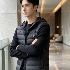 Prada 普拉达 2026秋冬新款拼接连帽轻薄羽绒服 前片竖条充棉分区锁温,侧边搭配弹力针织袖,上身完全不臃肿 胸口经 Prada 普拉达 2026秋冬新款拼接连帽轻薄羽绒服 前片竖条充棉分区锁温,侧边搭配弹力针织袖,上身完全不臃肿 胸口经