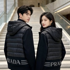 Prada 普拉达 2026秋冬新款拼接连帽轻薄羽绒服 前片竖条充棉分区锁温,侧边搭配弹力针织袖,上身完全不臃肿 胸口经 Prada 普拉达 2026秋冬新款拼接连帽轻薄羽绒服 前片竖条充棉分区锁温,侧边搭配弹力针织袖,上身完全不臃肿 胸口经