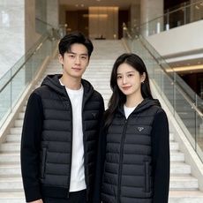 Prada 普拉达 2026秋冬新款拼接连帽轻薄羽绒服 前片竖条充棉分区锁温,侧边搭配弹力针织袖,上身完全不臃肿 胸口经 Prada 普拉达 2026秋冬新款拼接连帽轻薄羽绒服 前片竖条充棉分区锁温,侧边搭配弹力针织袖,上身完全不臃肿 胸口经