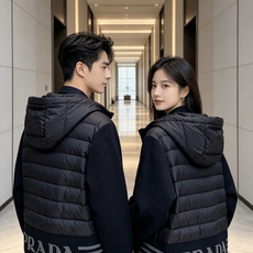 Prada 普拉达 2026秋冬新款拼接连帽轻薄羽绒服 前片竖条充棉分区锁温,侧边搭配弹力针织袖,上身完全不臃肿 胸口经 Prada 普拉达 2026秋冬新款拼接连帽轻薄羽绒服 前片竖条充棉分区锁温,侧边搭配弹力针织袖,上身完全不臃肿 胸口经