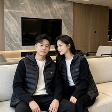 Prada 普拉达 2026秋冬新款拼接连帽轻薄羽绒服 前片竖条充棉分区锁温,侧边搭配弹力针织袖,上身完全不臃肿 胸口经 Prada 普拉达 2026秋冬新款拼接连帽轻薄羽绒服 前片竖条充棉分区锁温,侧边搭配弹力针织袖,上身完全不臃肿 胸口经