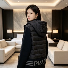 Prada 普拉达 2026秋冬新款拼接连帽轻薄羽绒服 前片竖条充棉分区锁温,侧边搭配弹力针织袖,上身完全不臃肿 胸口经 Prada 普拉达 2026秋冬新款拼接连帽轻薄羽绒服 前片竖条充棉分区锁温,侧边搭配弹力针织袖,上身完全不臃肿 胸口经