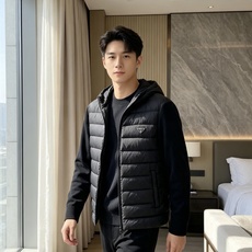 Prada 普拉达 2026秋冬新款拼接连帽轻薄羽绒服 前片竖条充棉分区锁温,侧边搭配弹力针织袖,上身完全不臃肿 胸口经 Prada 普拉达 2026秋冬新款拼接连帽轻薄羽绒服 前片竖条充棉分区锁温,侧边搭配弹力针织袖,上身完全不臃肿 胸口经