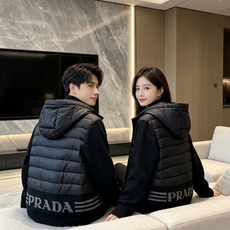 Prada 普拉达 2026秋冬新款拼接连帽轻薄羽绒服 前片竖条充棉分区锁温,侧边搭配弹力针织袖,上身完全不臃肿 胸口经 Prada 普拉达 2026秋冬新款拼接连帽轻薄羽绒服 前片竖条充棉分区锁温,侧边搭配弹力针织袖,上身完全不臃肿 胸口经