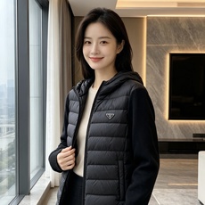 Prada 普拉达 2026秋冬新款拼接连帽轻薄羽绒服 前片竖条充棉分区锁温,侧边搭配弹力针织袖,上身完全不臃肿 胸口经 Prada 普拉达 2026秋冬新款拼接连帽轻薄羽绒服 前片竖条充棉分区锁温,侧边搭配弹力针织袖,上身完全不臃肿 胸口经