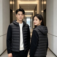 Prada 普拉达 2026秋冬新款拼接连帽轻薄羽绒服 前片竖条充棉分区锁温,侧边搭配弹力针织袖,上身完全不臃肿 胸口经 Prada 普拉达 2026秋冬新款拼接连帽轻薄羽绒服 前片竖条充棉分区锁温,侧边搭配弹力针织袖,上身完全不臃肿 胸口经