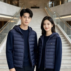 Prada 普拉达 2026秋冬新款拼接连帽轻薄羽绒服 前片竖条充棉分区锁温,侧边搭配弹力针织袖,上身完全不臃肿 胸口经 Prada 普拉达 2026秋冬新款拼接连帽轻薄羽绒服 前片竖条充棉分区锁温,侧边搭配弹力针织袖,上身完全不臃肿 胸口经