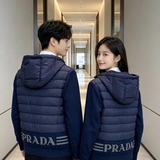Prada 普拉达 2026秋冬新款拼接连帽轻薄羽绒服 前片竖条充棉分区锁温,侧边搭配弹力针织袖,上身完全不臃肿 胸口经 Prada 普拉达 2026秋冬新款拼接连帽轻薄羽绒服 前片竖条充棉分区锁温,侧边搭配弹力针织袖,上身完全不臃肿 胸口经