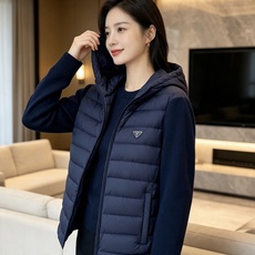 Prada 普拉达 2026秋冬新款拼接连帽轻薄羽绒服 前片竖条充棉分区锁温,侧边搭配弹力针织袖,上身完全不臃肿 胸口经 Prada 普拉达 2026秋冬新款拼接连帽轻薄羽绒服 前片竖条充棉分区锁温,侧边搭配弹力针织袖,上身完全不臃肿 胸口经
