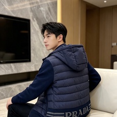 Prada 普拉达 2026秋冬新款拼接连帽轻薄羽绒服 前片竖条充棉分区锁温,侧边搭配弹力针织袖,上身完全不臃肿 胸口经 Prada 普拉达 2026秋冬新款拼接连帽轻薄羽绒服 前片竖条充棉分区锁温,侧边搭配弹力针织袖,上身完全不臃肿 胸口经