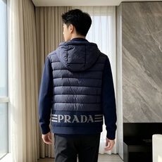 Prada 普拉达 2026秋冬新款拼接连帽轻薄羽绒服 前片竖条充棉分区锁温,侧边搭配弹力针织袖,上身完全不臃肿 胸口经 Prada 普拉达 2026秋冬新款拼接连帽轻薄羽绒服 前片竖条充棉分区锁温,侧边搭配弹力针织袖,上身完全不臃肿 胸口经