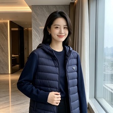 Prada 普拉达 2026秋冬新款拼接连帽轻薄羽绒服 前片竖条充棉分区锁温,侧边搭配弹力针织袖,上身完全不臃肿 胸口经 Prada 普拉达 2026秋冬新款拼接连帽轻薄羽绒服 前片竖条充棉分区锁温,侧边搭配弹力针织袖,上身完全不臃肿 胸口经