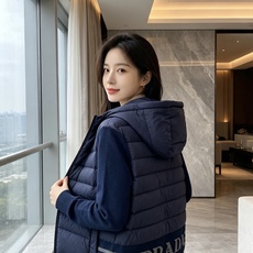 Prada 普拉达 2026秋冬新款拼接连帽轻薄羽绒服 前片竖条充棉分区锁温,侧边搭配弹力针织袖,上身完全不臃肿 胸口经 Prada 普拉达 2026秋冬新款拼接连帽轻薄羽绒服 前片竖条充棉分区锁温,侧边搭配弹力针织袖,上身完全不臃肿 胸口经