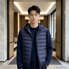 Prada 普拉达 2026秋冬新款拼接连帽轻薄羽绒服 前片竖条充棉分区锁温,侧边搭配弹力针织袖,上身完全不臃肿 胸口经 Prada 普拉达 2026秋冬新款拼接连帽轻薄羽绒服 前片竖条充棉分区锁温,侧边搭配弹力针织袖,上身完全不臃肿 胸口经