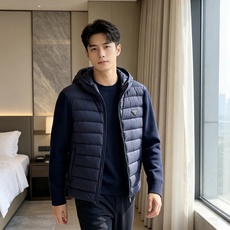 Prada 普拉达 2026秋冬新款拼接连帽轻薄羽绒服 前片竖条充棉分区锁温,侧边搭配弹力针织袖,上身完全不臃肿 胸口经 Prada 普拉达 2026秋冬新款拼接连帽轻薄羽绒服 前片竖条充棉分区锁温,侧边搭配弹力针织袖,上身完全不臃肿 胸口经