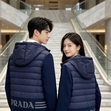 Prada 普拉达 2026秋冬新款拼接连帽轻薄羽绒服 前片竖条充棉分区锁温,侧边搭配弹力针织袖,上身完全不臃肿 胸口经 Prada 普拉达 2026秋冬新款拼接连帽轻薄羽绒服 前片竖条充棉分区锁温,侧边搭配弹力针织袖,上身完全不臃肿 胸口经