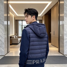 Prada 普拉达 2026秋冬新款拼接连帽轻薄羽绒服 前片竖条充棉分区锁温,侧边搭配弹力针织袖,上身完全不臃肿 胸口经 Prada 普拉达 2026秋冬新款拼接连帽轻薄羽绒服 前片竖条充棉分区锁温,侧边搭配弹力针织袖,上身完全不臃肿 胸口经