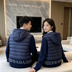 Prada 普拉达 2026秋冬新款拼接连帽轻薄羽绒服 前片竖条充棉分区锁温,侧边搭配弹力针织袖,上身完全不臃肿 胸口经 Prada 普拉达 2026秋冬新款拼接连帽轻薄羽绒服 前片竖条充棉分区锁温,侧边搭配弹力针织袖,上身完全不臃肿 胸口经