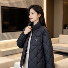 Prada 普拉达 2026秋冬轻奢菱格立领羽绒外套 菱形分格锁绒工艺,轻薄零负重,上身不显臃肿 立领防风设计,金属拉链 Prada 普拉达 2026秋冬轻奢菱格立领羽绒外套 菱形分格锁绒工艺,轻薄零负重,上身不显臃肿 立领防风设计,金属拉链