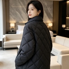 Prada 普拉达 2026秋冬轻奢菱格立领羽绒外套 菱形分格锁绒工艺,轻薄零负重,上身不显臃肿 立领防风设计,金属拉链 Prada 普拉达 2026秋冬轻奢菱格立领羽绒外套 菱形分格锁绒工艺,轻薄零负重,上身不显臃肿 立领防风设计,金属拉链