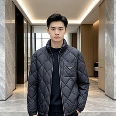 Prada 普拉达 2026秋冬轻奢菱格立领羽绒外套 菱形分格锁绒工艺,轻薄零负重,上身不显臃肿 立领防风设计,金属拉链 Prada 普拉达 2026秋冬轻奢菱格立领羽绒外套 菱形分格锁绒工艺,轻薄零负重,上身不显臃肿 立领防风设计,金属拉链