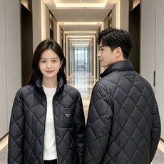 Prada 普拉达 2026秋冬轻奢菱格立领羽绒外套 菱形分格锁绒工艺,轻薄零负重,上身不显臃肿 立领防风设计,金属拉链 Prada 普拉达 2026秋冬轻奢菱格立领羽绒外套 菱形分格锁绒工艺,轻薄零负重,上身不显臃肿 立领防风设计,金属拉链