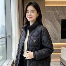 Prada 普拉达 2026秋冬轻奢菱格立领羽绒外套 菱形分格锁绒工艺,轻薄零负重,上身不显臃肿 立领防风设计,金属拉链 Prada 普拉达 2026秋冬轻奢菱格立领羽绒外套 菱形分格锁绒工艺,轻薄零负重,上身不显臃肿 立领防风设计,金属拉链