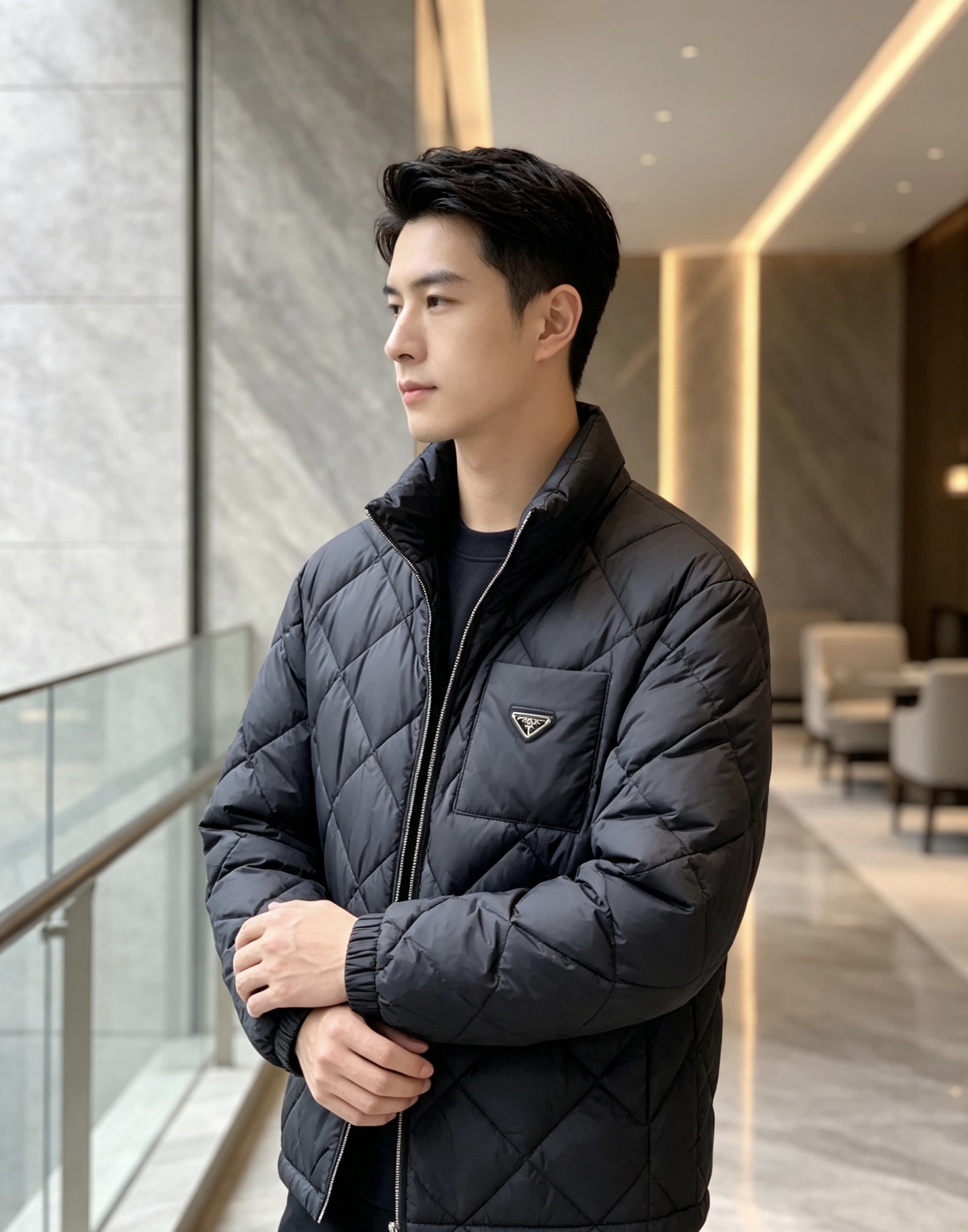 Prada 普拉达 2026秋冬轻奢菱格立领羽绒外套 菱形分格锁绒工艺,轻薄零负重,上身不显臃肿 立领防风设计,金属拉链 Prada 普拉达 2026秋冬轻奢菱格立领羽绒外套 菱形分格锁绒工艺,轻薄零负重,上身不显臃肿 立领防风设计,金属拉链