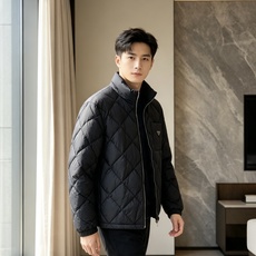 Prada 普拉达 2026秋冬轻奢菱格立领羽绒外套 菱形分格锁绒工艺,轻薄零负重,上身不显臃肿 立领防风设计,金属拉链 Prada 普拉达 2026秋冬轻奢菱格立领羽绒外套 菱形分格锁绒工艺,轻薄零负重,上身不显臃肿 立领防风设计,金属拉链