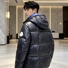 Moncler 蒙口 2026秋冬经典亮面连帽羽绒服 高光泽防风防水面料,大方格分仓充绒,饱满不跑绒,保暖力拉满 可调节 Moncler 蒙口 2026秋冬经典亮面连帽羽绒服 高光泽防风防水面料,大方格分仓充绒,饱满不跑绒,保暖力拉满 可调节