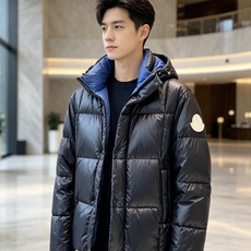 Moncler 蒙口 2026秋冬经典亮面连帽羽绒服 高光泽防风防水面料,大方格分仓充绒,饱满不跑绒,保暖力拉满 可调节 Moncler 蒙口 2026秋冬经典亮面连帽羽绒服 高光泽防风防水面料,大方格分仓充绒,饱满不跑绒,保暖力拉满 可调节