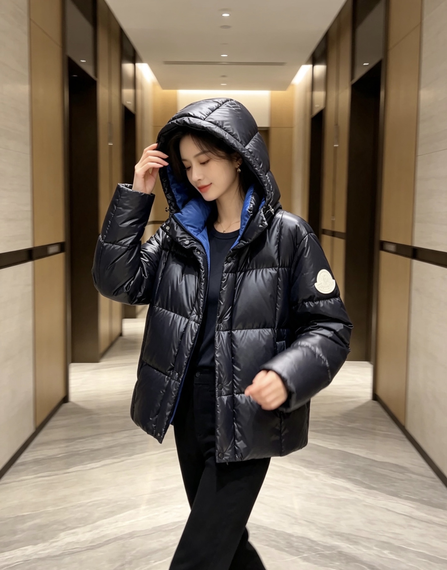 Moncler 蒙口 2026秋冬经典亮面连帽羽绒服 高光泽防风防水面料,大方格分仓充绒,饱满不跑绒,保暖力拉满 可调节 Moncler 蒙口 2026秋冬经典亮面连帽羽绒服 高光泽防风防水面料,大方格分仓充绒,饱满不跑绒,保暖力拉满 可调节