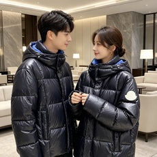 Moncler 蒙口 2026秋冬经典亮面连帽羽绒服 高光泽防风防水面料,大方格分仓充绒,饱满不跑绒,保暖力拉满 可调节 Moncler 蒙口 2026秋冬经典亮面连帽羽绒服 高光泽防风防水面料,大方格分仓充绒,饱满不跑绒,保暖力拉满 可调节