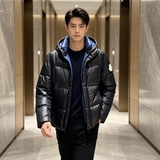 Moncler 蒙口 2026秋冬经典亮面连帽羽绒服 高光泽防风防水面料,大方格分仓充绒,饱满不跑绒,保暖力拉满 可调节 Moncler 蒙口 2026秋冬经典亮面连帽羽绒服 高光泽防风防水面料,大方格分仓充绒,饱满不跑绒,保暖力拉满 可调节