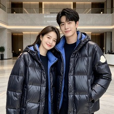 Moncler 蒙口 2026秋冬经典亮面连帽羽绒服 高光泽防风防水面料,大方格分仓充绒,饱满不跑绒,保暖力拉满 可调节 Moncler 蒙口 2026秋冬经典亮面连帽羽绒服 高光泽防风防水面料,大方格分仓充绒,饱满不跑绒,保暖力拉满 可调节