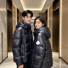 Moncler 蒙口 2026秋冬经典亮面连帽羽绒服 高光泽防风防水面料,大方格分仓充绒,饱满不跑绒,保暖力拉满 可调节 Moncler 蒙口 2026秋冬经典亮面连帽羽绒服 高光泽防风防水面料,大方格分仓充绒,饱满不跑绒,保暖力拉满 可调节