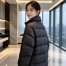 Moncler 蒙口 2026秋冬V型衍缝立领轻量羽绒服 定制斜向V型充绒分格,定型不跑绒,线条显瘦利落 高领防风立领设 Moncler 蒙口 2026秋冬V型衍缝立领轻量羽绒服 定制斜向V型充绒分格,定型不跑绒,线条显瘦利落 高领防风立领设