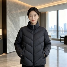 Moncler 蒙口 2026秋冬V型衍缝立领轻量羽绒服 定制斜向V型充绒分格,定型不跑绒,线条显瘦利落 高领防风立领设 Moncler 蒙口 2026秋冬V型衍缝立领轻量羽绒服 定制斜向V型充绒分格,定型不跑绒,线条显瘦利落 高领防风立领设