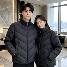 Moncler 蒙口 2026秋冬V型衍缝立领轻量羽绒服 定制斜向V型充绒分格,定型不跑绒,线条显瘦利落 高领防风立领设 Moncler 蒙口 2026秋冬V型衍缝立领轻量羽绒服 定制斜向V型充绒分格,定型不跑绒,线条显瘦利落 高领防风立领设