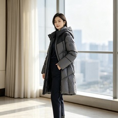 Moncler 蒙口 2026秋冬拼色连帽中长款羽绒服 黑灰撞色拼接设计,大方格分段充绒,蓬松饱满,锁绒不跑棉 立体加大 Moncler 蒙口 2026秋冬拼色连帽中长款羽绒服 黑灰撞色拼接设计,大方格分段充绒,蓬松饱满,锁绒不跑棉 立体加大