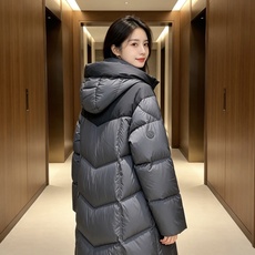 Moncler 蒙口 2026秋冬拼色连帽中长款羽绒服 黑灰撞色拼接设计,大方格分段充绒,蓬松饱满,锁绒不跑棉 立体加大 Moncler 蒙口 2026秋冬拼色连帽中长款羽绒服 黑灰撞色拼接设计,大方格分段充绒,蓬松饱满,锁绒不跑棉 立体加大