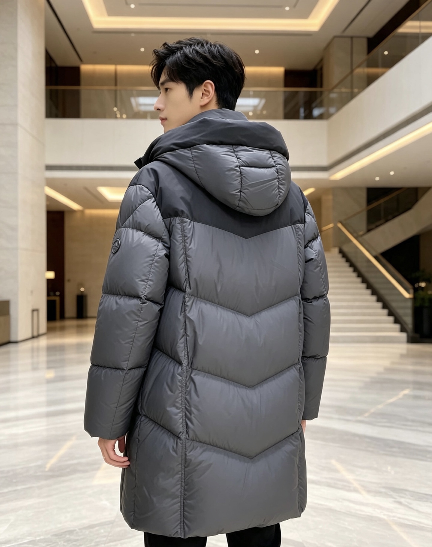 Moncler 蒙口 2026秋冬拼色连帽中长款羽绒服 黑灰撞色拼接设计,大方格分段充绒,蓬松饱满,锁绒不跑棉 立体加大 Moncler 蒙口 2026秋冬拼色连帽中长款羽绒服 黑灰撞色拼接设计,大方格分段充绒,蓬松饱满,锁绒不跑棉 立体加大