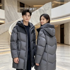 Moncler 蒙口 2026秋冬拼色连帽中长款羽绒服 黑灰撞色拼接设计,大方格分段充绒,蓬松饱满,锁绒不跑棉 立体加大 Moncler 蒙口 2026秋冬拼色连帽中长款羽绒服 黑灰撞色拼接设计,大方格分段充绒,蓬松饱满,锁绒不跑棉 立体加大