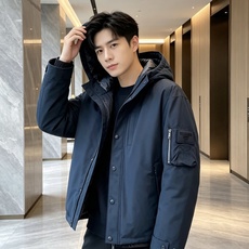 Prada 普拉达 2026秋冬新款工装连帽短款羽绒服外套,防风梭织面料,挺括抗皱,防水耐穿 可拆卸立体连帽,秋冬大风天 Prada 普拉达 2026秋冬新款工装连帽短款羽绒服外套,防风梭织面料,挺括抗皱,防水耐穿 可拆卸立体连帽,秋冬大风天