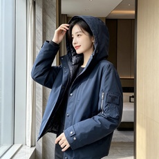 Prada 普拉达 2026秋冬新款工装连帽短款羽绒服外套,防风梭织面料,挺括抗皱,防水耐穿 可拆卸立体连帽,秋冬大风天 Prada 普拉达 2026秋冬新款工装连帽短款羽绒服外套,防风梭织面料,挺括抗皱,防水耐穿 可拆卸立体连帽,秋冬大风天