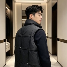 Prada 普拉达 2026秋冬新款立领羽绒马甲男士款 纯黑色高密防风面料,方格分段充绒,金属铆钉装饰分格,造型立体感十 Prada 普拉达 2026秋冬新款立领羽绒马甲男士款 纯黑色高密防风面料,方格分段充绒,金属铆钉装饰分格,造型立体感十
